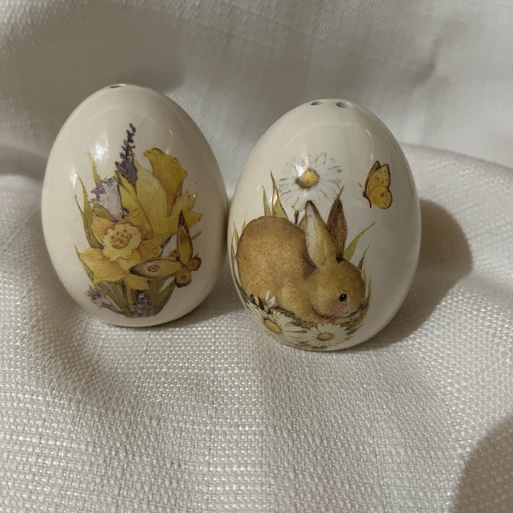 🔥3/$20 Bunny and Flowers Ceramic Salt and Pepper Shakers